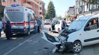 Düzce'de Hafif Ticari Araç Otomobille Çarpisti Açiklamasi 1'I Bebek 5 Yarali