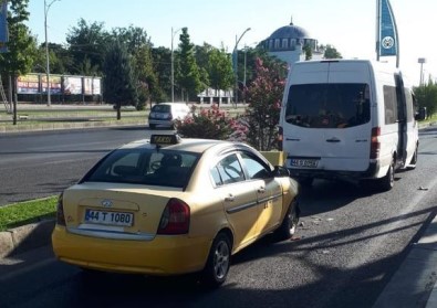 Minibüs Ile Ticari Araç Çarpisti Açiklamasi 5 Yarali