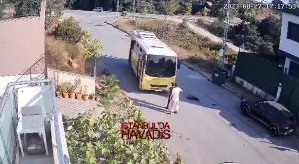 Bu nasıl canilik! Yerde yatan köpeği ezip kaçtı... Başrolde skandallarla gündemden düşmeyen İETT