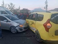 Agri'da Iki Araç Çarpisti Açiklamasi 2 Yarali