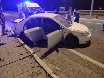 Elazig'da Otomobil Kaldirima Çarpti Açiklamasi 3 Yarali