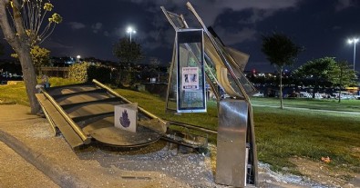 İETT otobüsü durağa daldı: Şoför kaçtı!