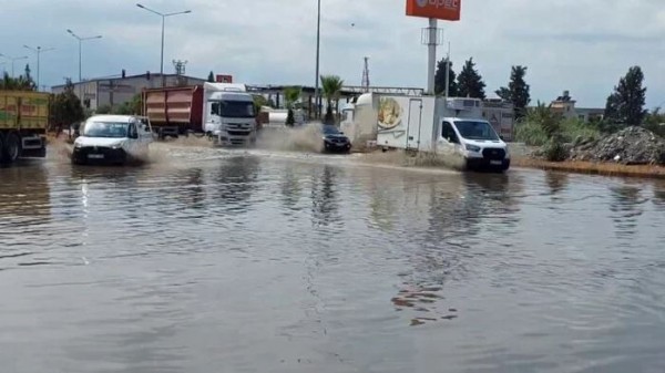 Hatay'da sağanak yağış! Yollar göle döndü