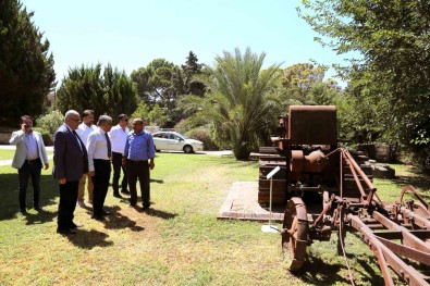 ADÜ Rektörü Kent, Sahaya Indi; Ziraat Fakültesi'nde Incelemelerde Bulundu