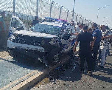 Izmir'de Kontrolden Çikan Araç Polis Aracina Çarpti Açiklamasi 3'Ü Polis 5 Yarali