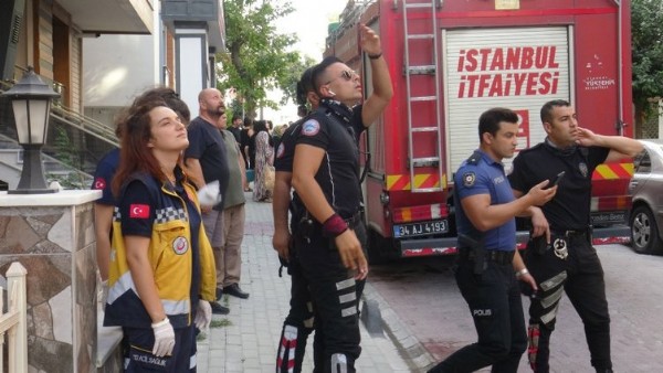 Sevgilisinden ayrıldı çatıya çıktı: Genç kızı karşısında görünce bakın ne yaptı!