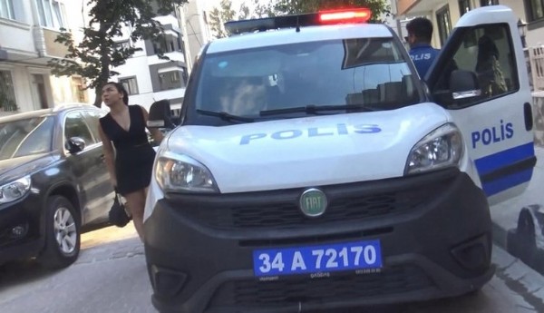 Sevgilisinden ayrıldı çatıya çıktı: Genç kızı karşısında görünce bakın ne yaptı!