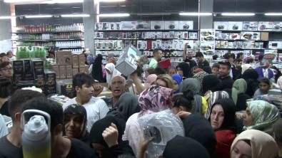 Avcilar'da 15 Gün Önce Yanan Magazanin Açilisinda Izdiham Olustu