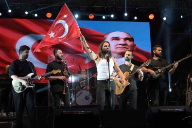 Isparta Belediyesinin Zafer Bayrami Konserinde Koray Avci Sahne Aldi