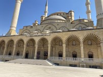 Depremde Zarar Gören Abdülhamit Han Camii'nin 25 Eylül'de Yeniden Ibadete Açilmasi Planlaniyor