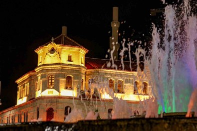 Tarihi Bina Isiklandirildi, Yeni Görünümüyle Hayran Birakti