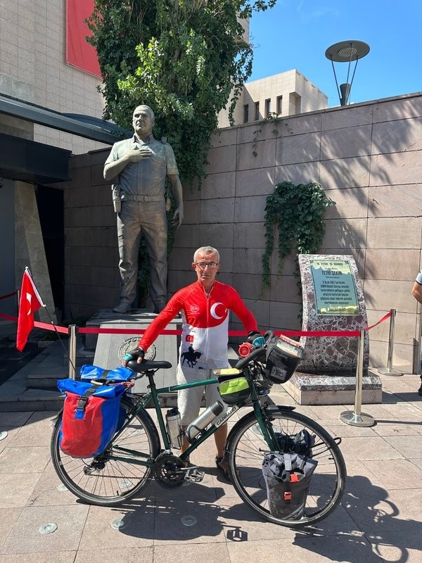 Kahraman polis Fethi Sekin’i anmak için bisikletiyle bin 570 km yol yapacak