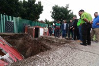 Meksika'da Bir Bina Yolda Olusan Dev Çukurun Içine Devrildi