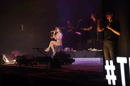 Simge Sağın'dan işaret diliyle konser