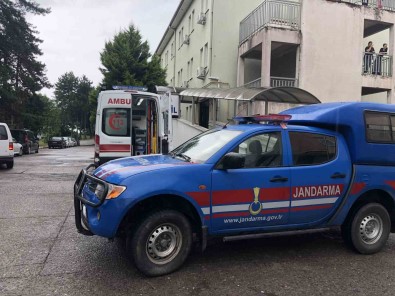 Karisiyla Kavga Etti, Elinden Biçaklandi