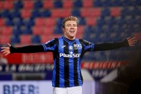 Rasmus Hojlund, Manchester United'a Imzayi Atti
