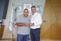 Belediye Isçisi Sokakta Buldugu 15 Bin Lirayi Sahibine Teslim Etti