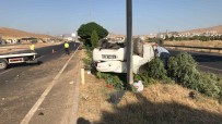Elazig'da Aydinlatma Diregine Çarpan Otomobil Takla Atti Açiklamasi 4 Yarali