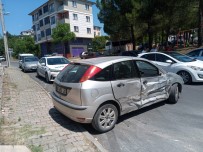 Karabük'te Panelvan Ile Otomobil Çarpisti Açiklamasi 4 Yarali
