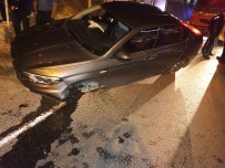 Refüje Çarpan Aracin Lastikleri Koptu