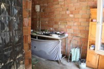 Sur Olaylarindan Kaçti, 4 Yildir Torunlariyla Tir Dorsesinde Yasiyor