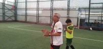 Yesil Sahalardaki 35 Yillik Tecrübesi Yeni Futbolcular Yetistiriyor