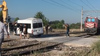 Yük Treni Ile Minibüs Hem Zemin Geçitte Çarpisti