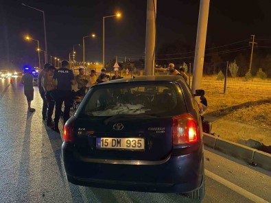 Burdur'da Alkollü Sürücü Önce Otomobile, Sonra Elektrik Diregine Çarpti