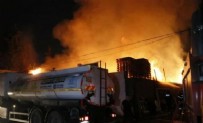 Adana'da palet deposu alev alev yandı