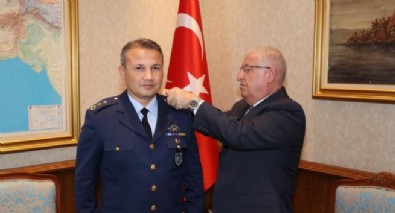 Bakan Güler, uzaya gidecek ilk Türk pilot Gezeravcı'ya yeni rütbesini taktı