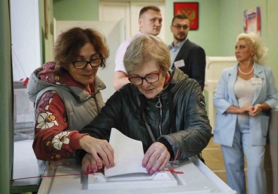 Rus Isgali Altindaki Ukrayna Topraklarinda Putin'in Partisi Yerel Seçimlerin Galibi Oldu