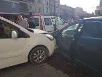 Çorum'da Zincirleme Trafik Kazasi Açiklamasi 2'Si Çocuk 4 Yarali