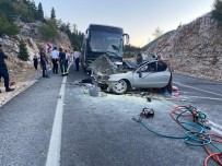 Antalya'da Yolcu Otobüsü Ile Otomobil Kafa Kafaya Çarpisti Açiklamasi 1 Ölü, 5 Yarali