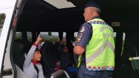 Burdur'da Jandarma Ekiplerinin Okul Servisleri Denetiminde 3 Araç Trafikten Men Edildi Haberi