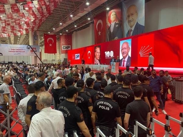 CHP'de krizler devam ediyor! İzmir İl Kongresi'nde yumruklar konuştu: O anlar kameralara böyle yansıdı