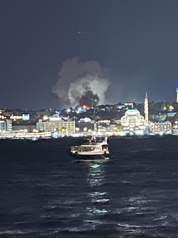 İstanbul'da Kapalıçarşı'nın çatı kısmında yangın
