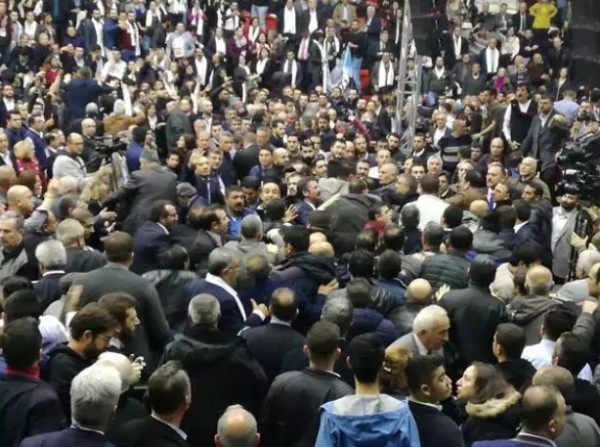 CHP'de krizler devam ediyor! İzmir İl Kongresi'nde yumruklar konuştu: O anlar kameralara böyle yansıdı