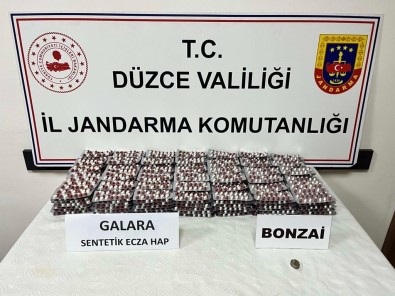 Düzce'de Bir Araçtan 4 Bin 102 Adet Uyusturucu Hap Çikti