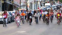 Kütahya'da 'Süslü Kadinlar Bisiklet Turu' Etkinligi Renkli Görüntülere Sahne Oldu