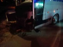 Sivas'ta Yolcu Otobüsü Ile Otomobil Çarpisti Açiklamasi 3 Yarali