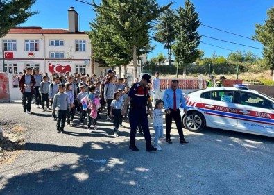 Jandarma Okul Önleri Ve Çevresinde Güvenlik Önlemlerini Arttirdi