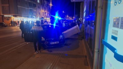 Çarpisan Otomobiller Markete Girdi Açiklamasi 2 Yarali