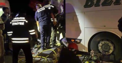 Horasan'da Yolcu Otobüsü Traktör Römorkuna Çarpti Açiklamasi 2 Ölü, 14 Yarali