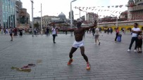 Taksim'de Gösteri Yapan Kamerunlu Jimnastikçiye Yogun Ilgi