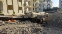 Yer Hatay: Yer yarıldı iş makinesi içine düştü!