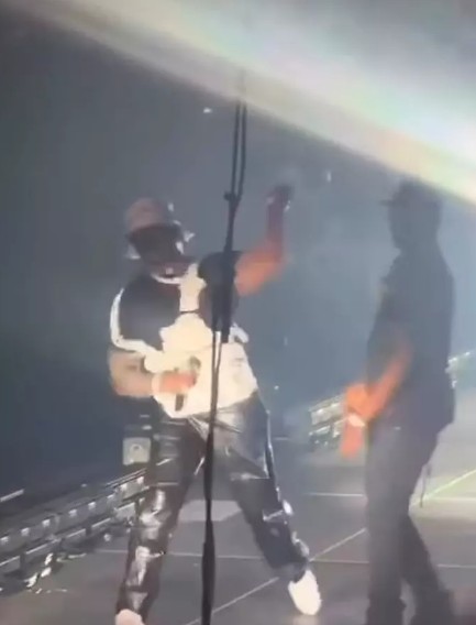 Hayranına mikrofon fırlattı!