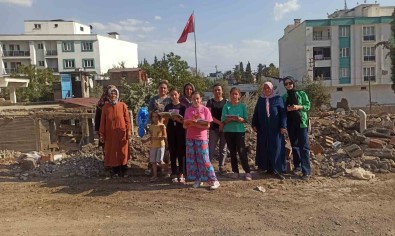 Depremde Okulu Yikilan Mahalleli Yenisinin Yapilmasini Istiyor