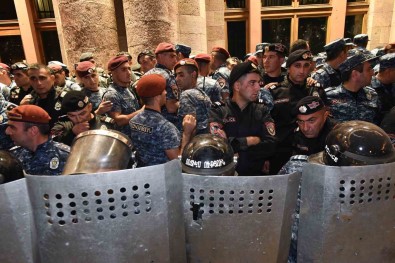Ermenistan'da Polis Ile Basbakan Pasinyan Karsitlari Arasinda Arbede