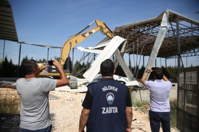 Nilüfer'de Iki Kaçak Yapi Daha Yikildi
