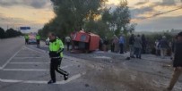 Fındık işçilerini taşıyan minibüs devrildi: 15 yaralı